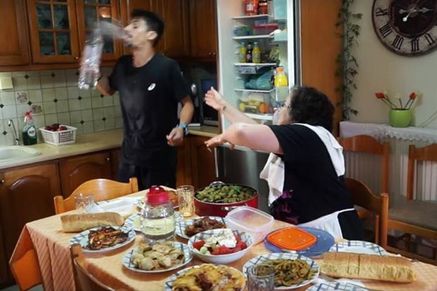 Η… αθάνατη Ελληνίδα μάνα ξαναχτυπά και ρίχνει το διαδίκτυο – Την πάτησε ο γιος της – Δείτε βίντεο